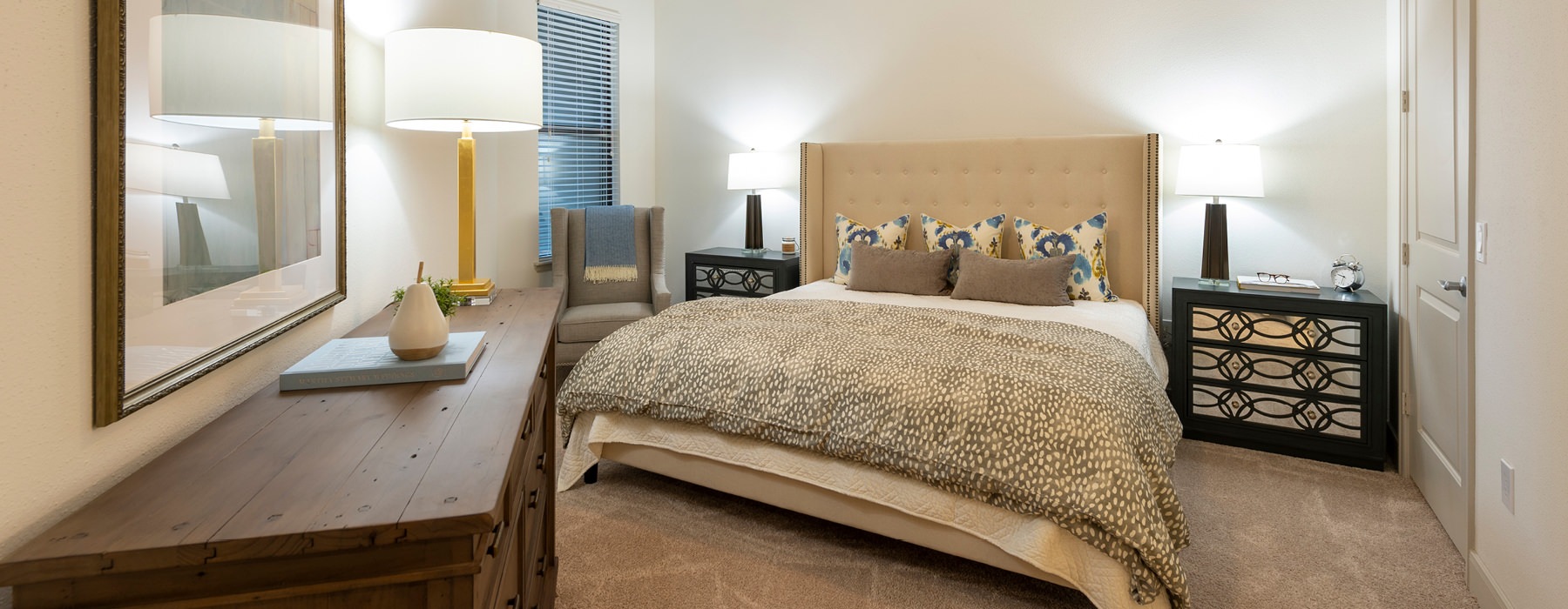 bedroom with ceiling fan, lighting fixture and window